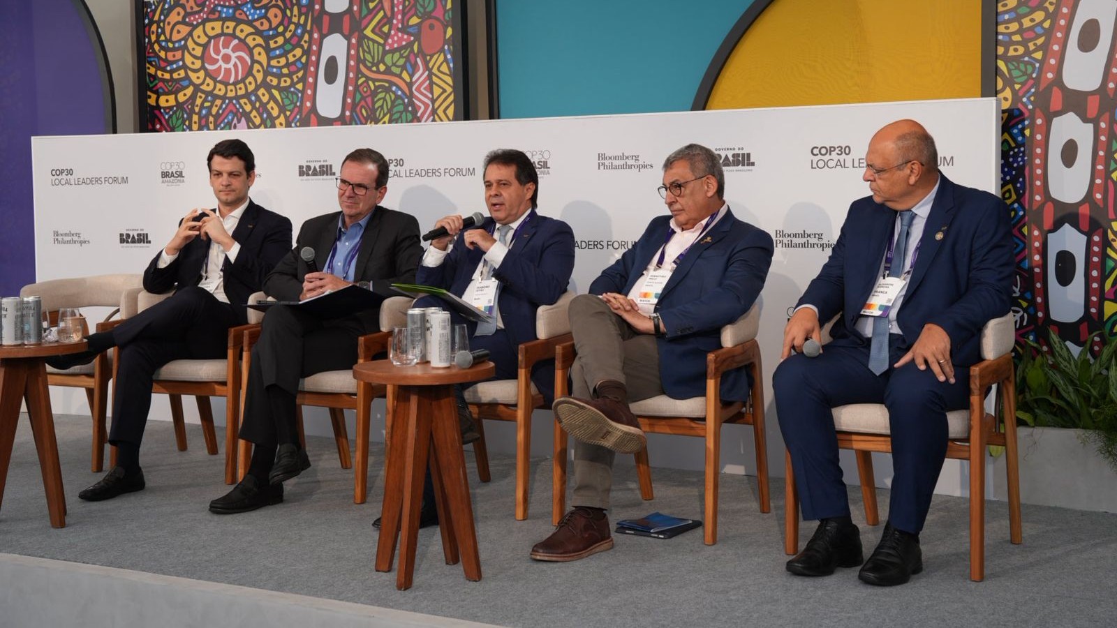 prefeito falando em uma roda de conversa